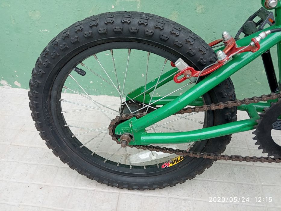 Venda se bicicleta da América de jogos com três tipos de travões