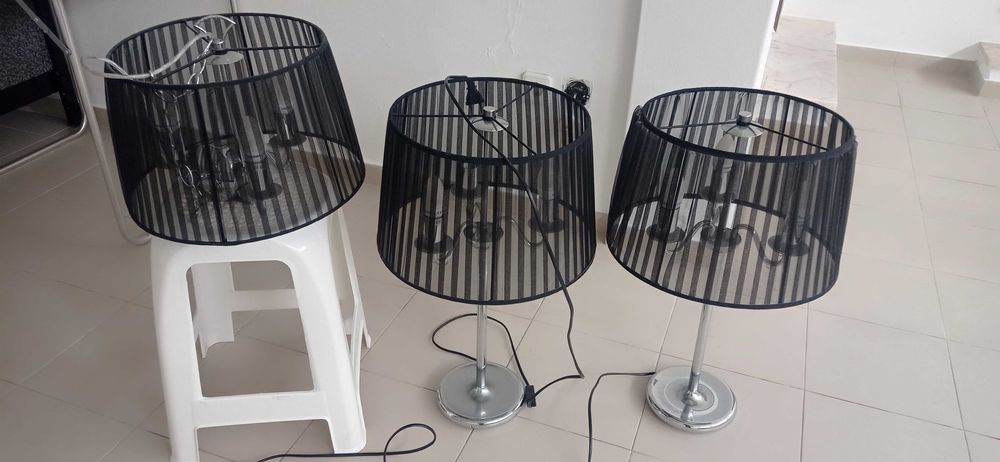 Conjunto de candeeiros, um de teto e dois de pé