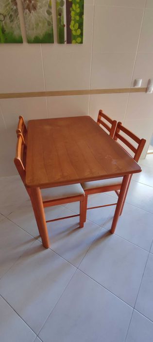 Mesa de Jantar com 4 Cadeiras – Usada