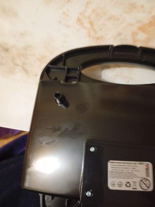 Электрическая вафельница HOME 4U.