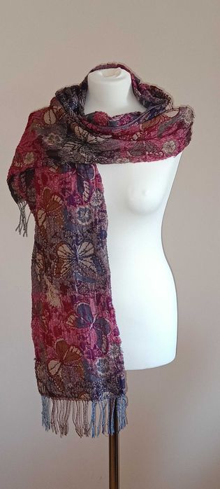 Szal zdobiony wzorem w motyle. BPC. Dobra jakość.