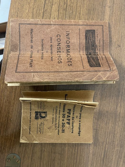 Máquina de costura PFAFF de pedal com móvel original – séc. XX