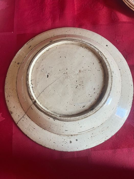 Prato falante em faiança