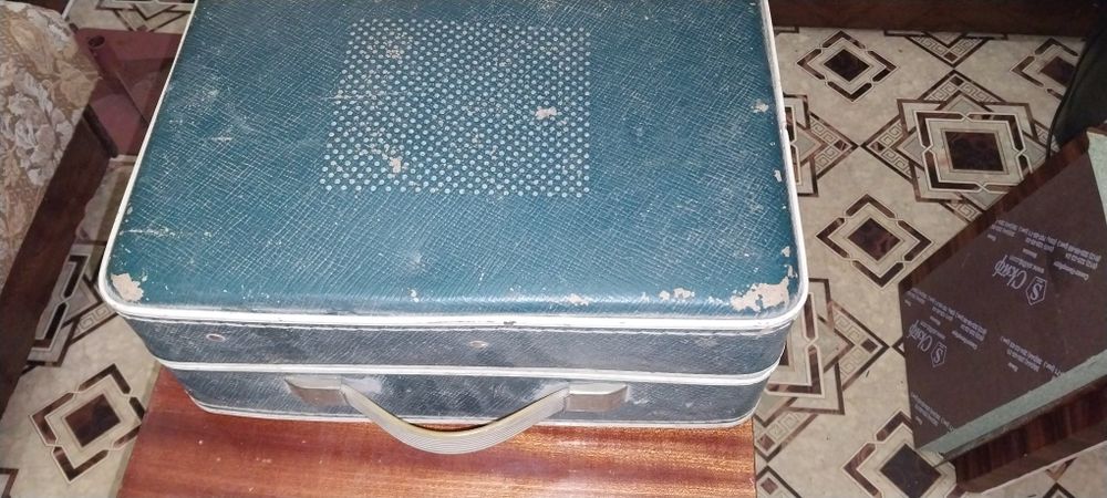 Рэтро проигрыватель пластинок Юность