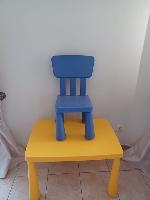 Zestaw mebli dla dzieci Mamut z Ikea.