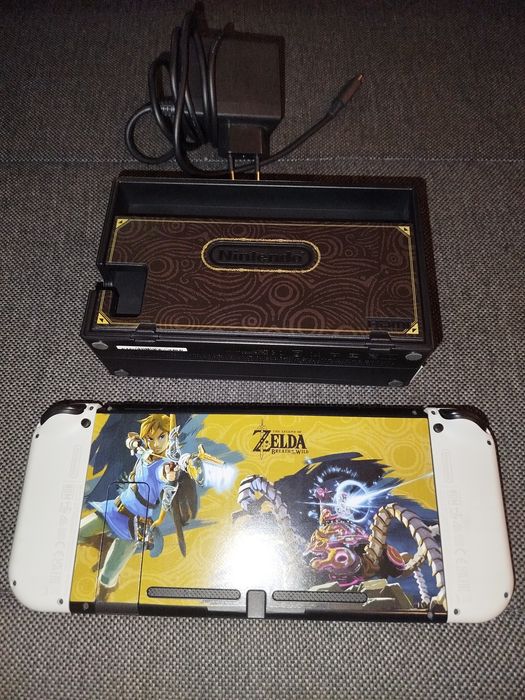 Konsola Nintendo Switch v2 z motywem Zelda.