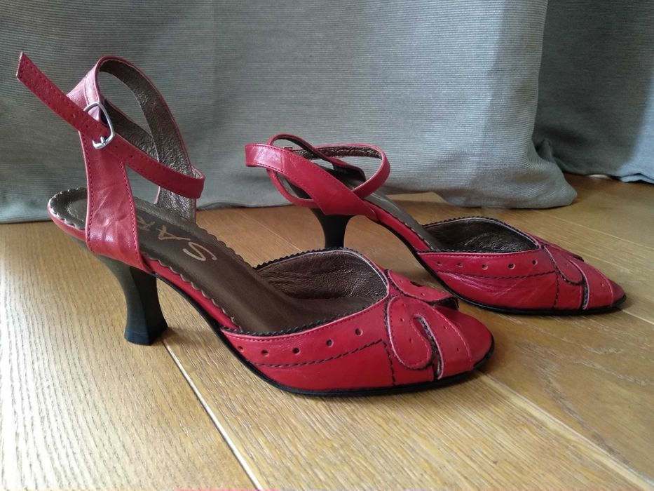 Czerwone skórzane buty sandały na obcasie marki Sara