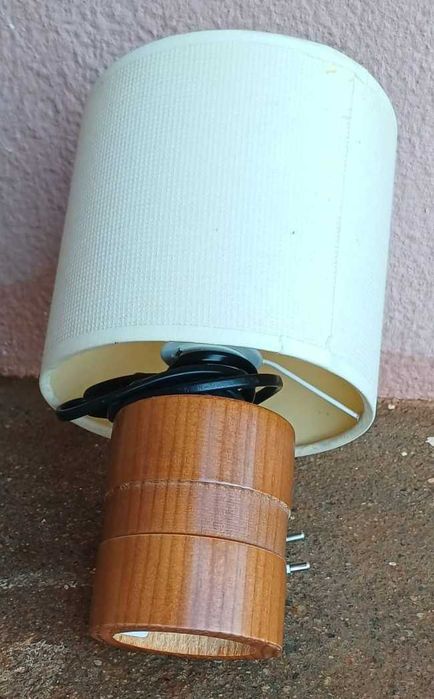 Candeeiro de mesa de cabeceira, com abajur e a base em madeira