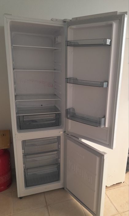 Frigorífico BELTAX e Arca vertical Indesit