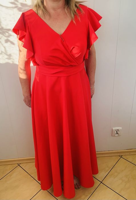 Piękna czerwona / malinowa sukienka z rozcięciem