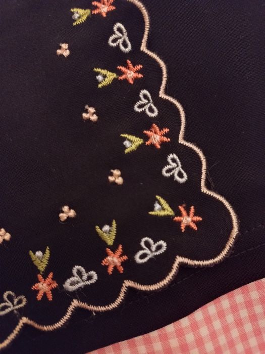 Saia comprida azul escura com barra bordada