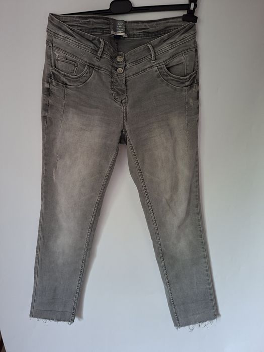Cecil Spodnie jeansowe damskie44
 Spodnie jeansowe damskie
 rozmiar 44
Stan bardzo dobry 
Długość 98 cm od kroku 73 cm
Biodra 48 x 2 cm
Pas 46 x 2 cm