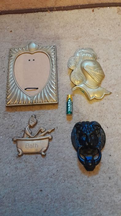 Аксесуари на вхідні двері та ванну кімнату ,бронза.