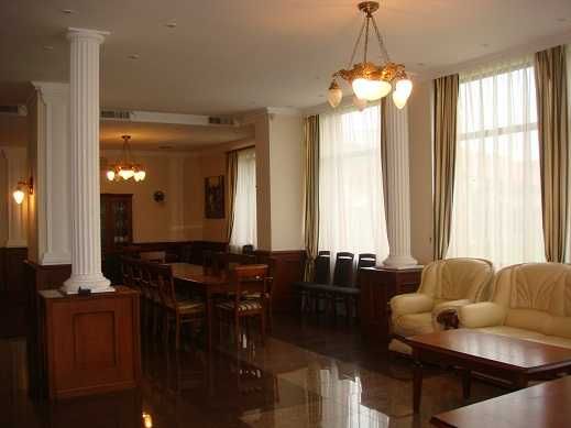 Дом 800 кв.Бассейн ,сауна,бильярд, генератор.До 20 человек