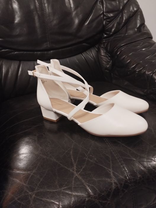 Buty białe na ślub,chrzciny na pasku .