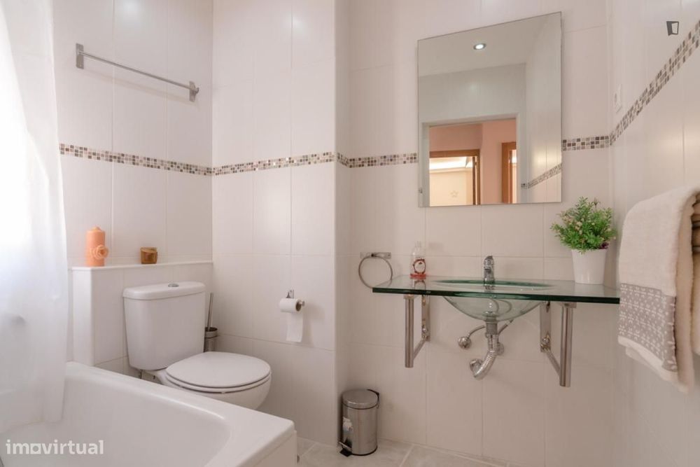 Quarto - localizado em Campolide Lisbon