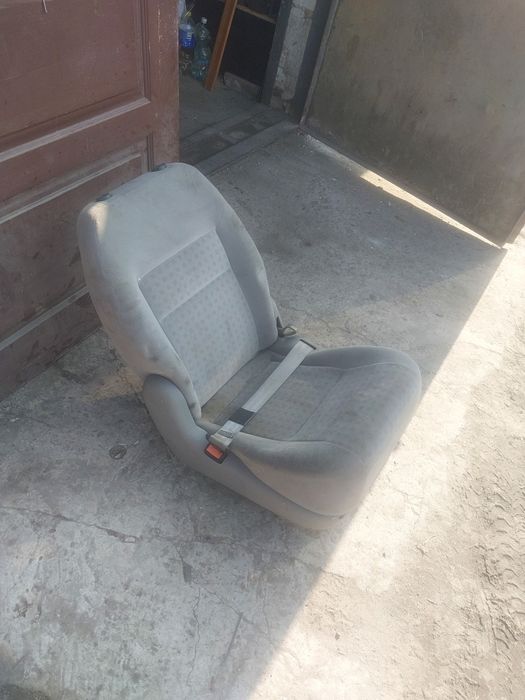 Заднє сидіння з паском безпеки