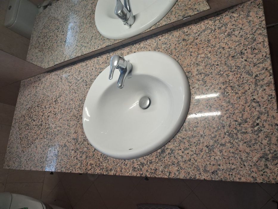Vendo bancada de casa de banho com pedra, pia e torneira