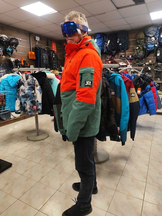 Одяг для лиж та сноубордів. В місті Дніпро.