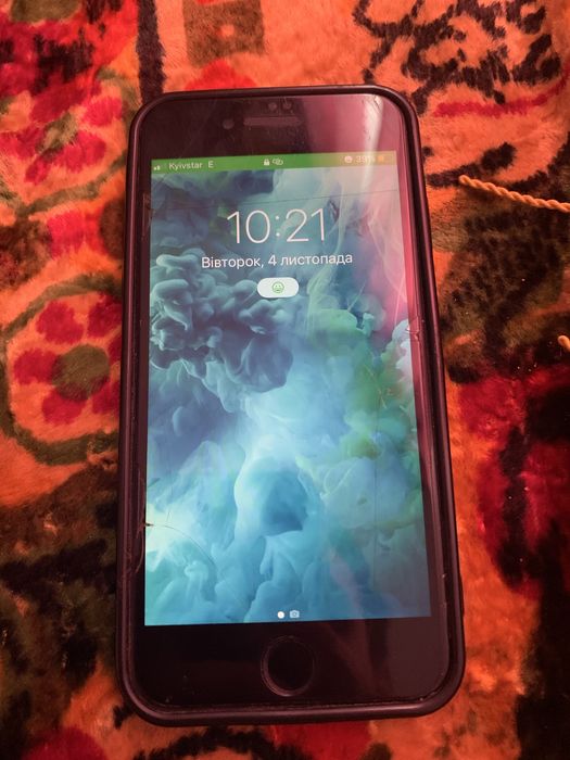 Продам айфон 7 в робочому стані потрібно замінити захисне скло