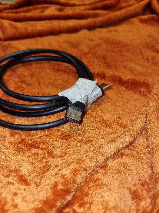 Kabel:  DVI  lub DispalyPort lub USB3, lub zasilania