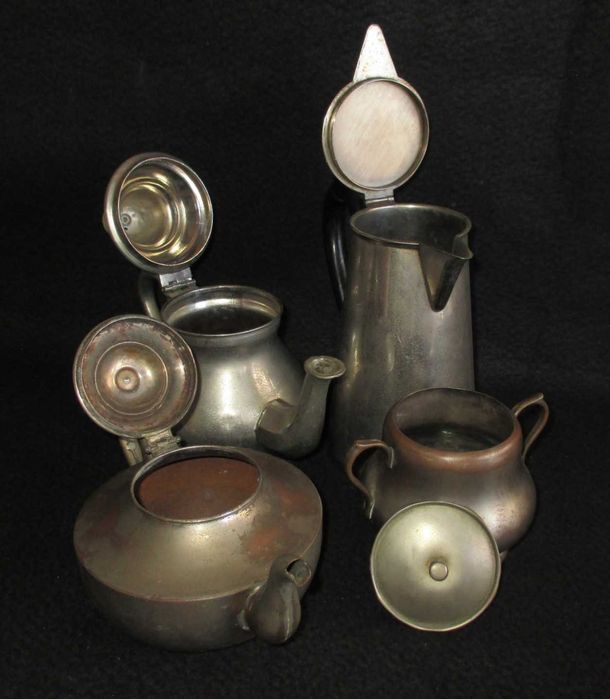 Conjunto de Peças Antigas em Estanho e Metal com Marcas de Fabrico