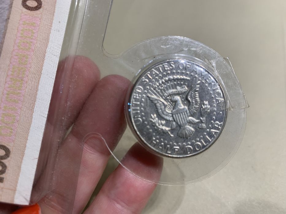 Moeda half dollar 1967 (Kennedy) e Nota Cien Intis, não circulado