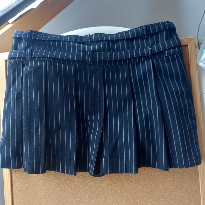 Saia azul com riscas brancas e com calções