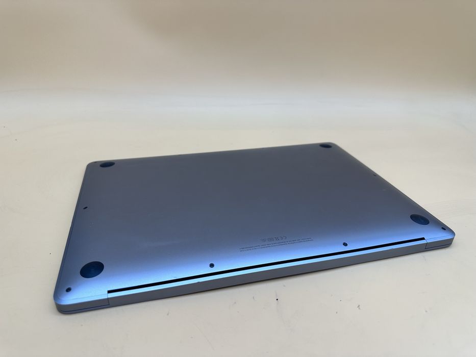 Macbook air 2020 m1 ! 256gb 80 циклів стан на фото