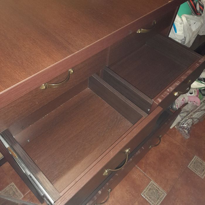 Комод та прикроватні тумби