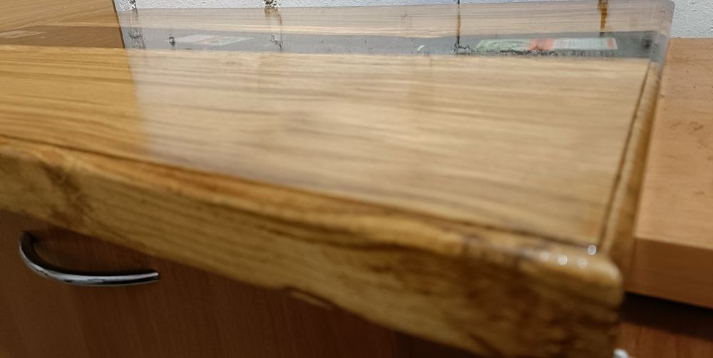 Dębowy stolik kawowy z żywicy