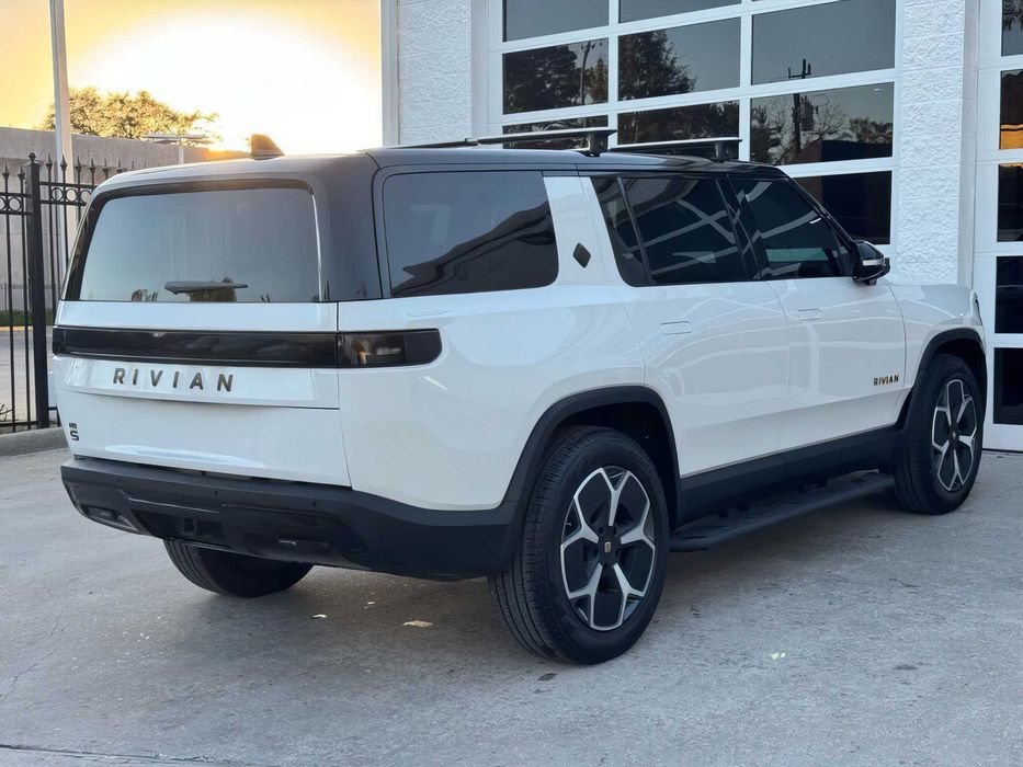 Rivian R1S      2022