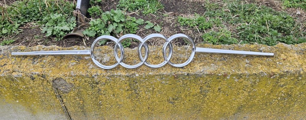Logo Eblemant Znaczek Audi 100 C1 C2 Oryginał Chrom w BDB Stanie