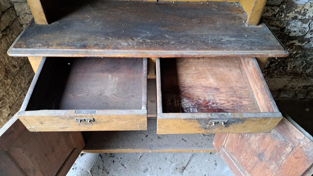 Stary kuchenny kredens do renowacji