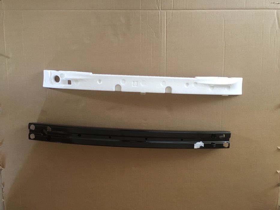 Передний усилитель бампера USA новый в оригинале на NISSAN JUKE рест