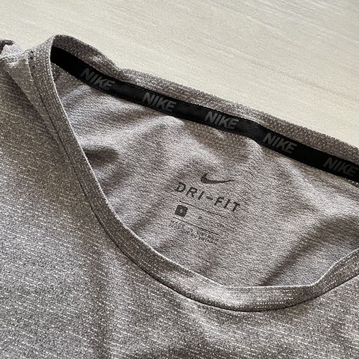 męska szara sportowa koszulka Nike