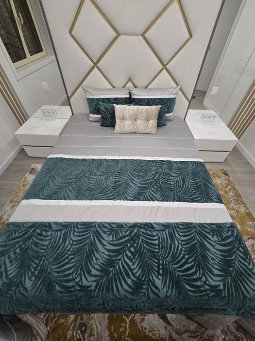 Coberta de cama com almofadas decorativas