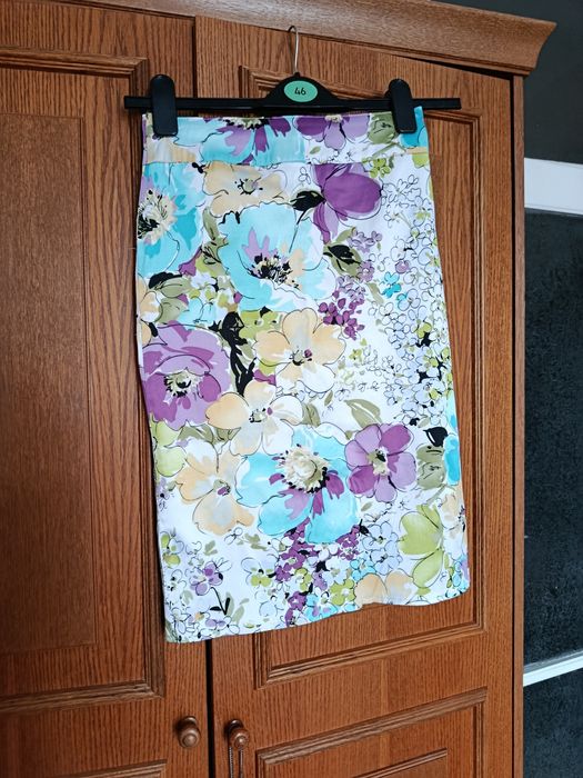 Spódnica mini w kwiaty.