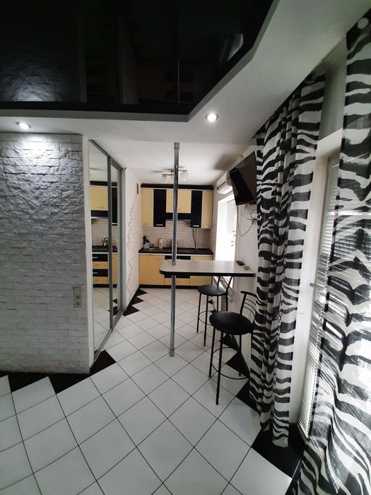 Квартира студія на Червоної калини 4 а  подобово та погодинно