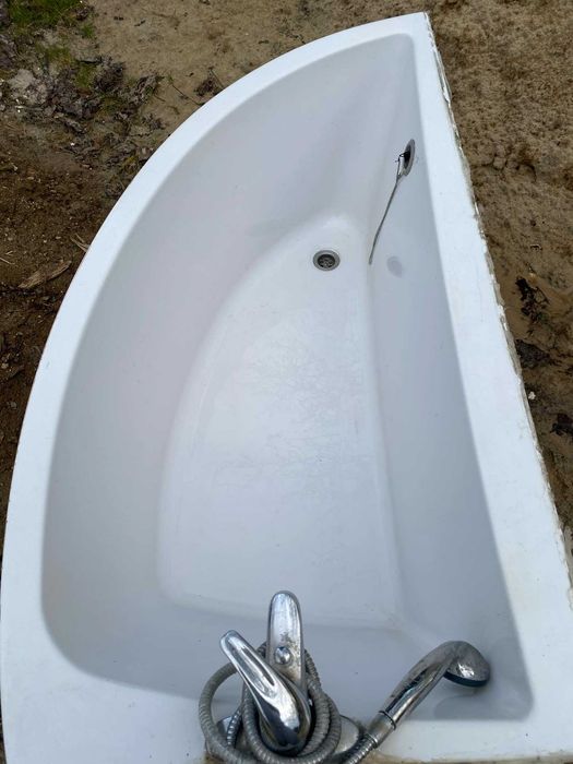 Wanna narożna z baterią