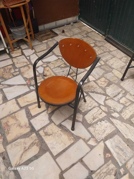 Mesa de jantar roupeiro  movel de dala e cadeira a mesa esta como nova tem cerca de um ano  de uso