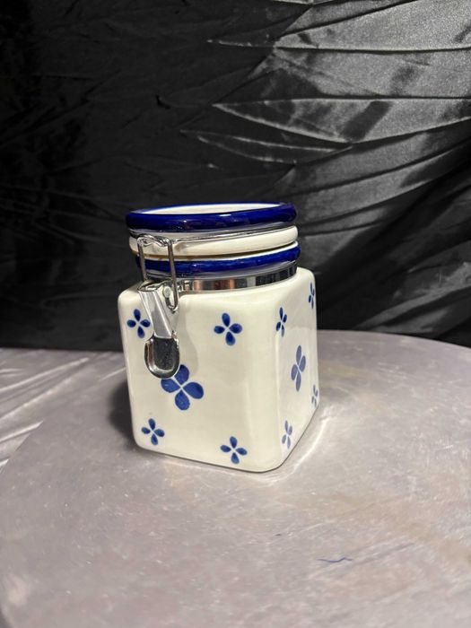 Ceramiczny pojemnik kuchenny z zamknięciem – biało-kobaltowy