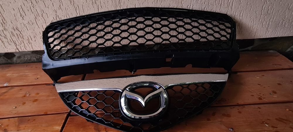 Решітка нижня в бампер мазда 3 2010рік