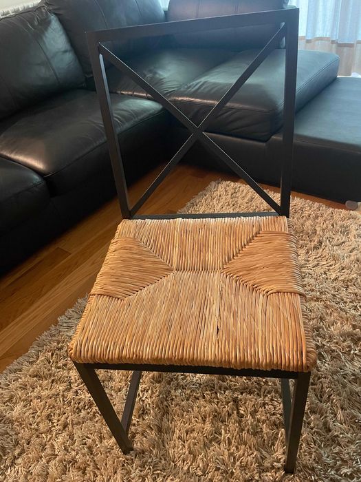 8 cadeiras de jantar IKEA Granas com estrutura de metal preto e assento de vime natural