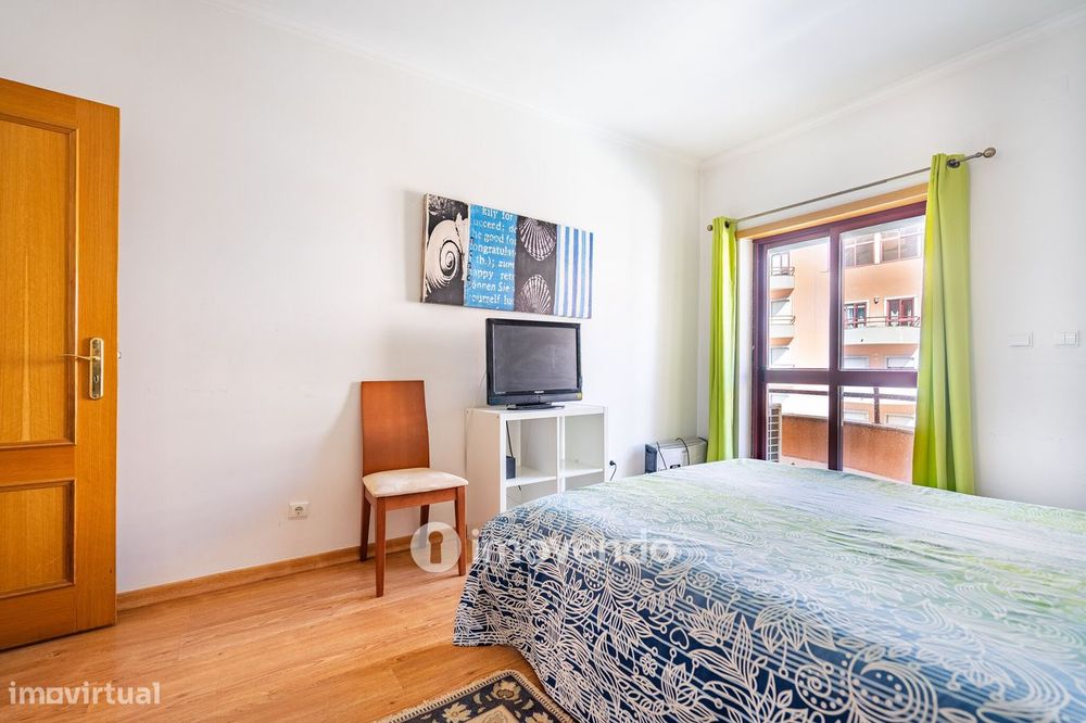Apartamento T3 com áreas amplas, varandas e arrecadação, em Alverca