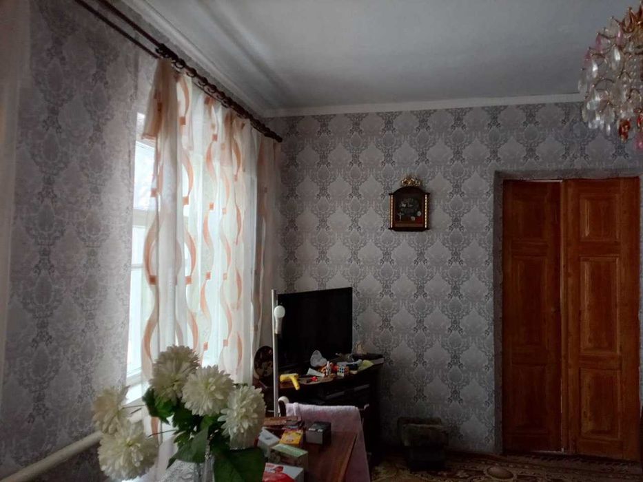 житловий будинок з господарськими будівлями