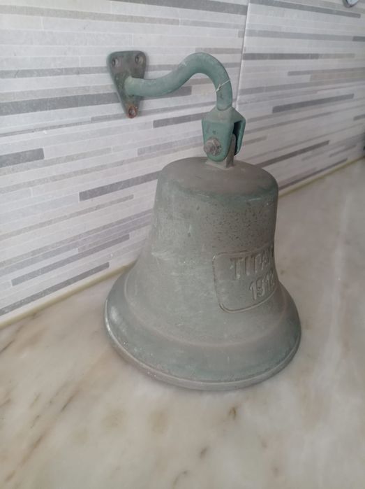 Sino de bom porte 18 cm com suporte fixação