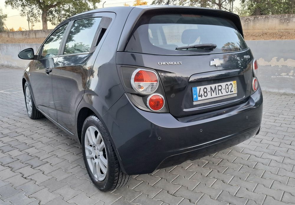 Chevrolet Aveo 1.4 16v automático 6 velocidades  2012