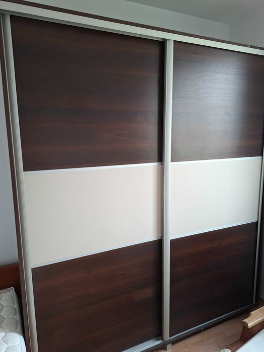 Szafa z drzwiami przesuwnymi