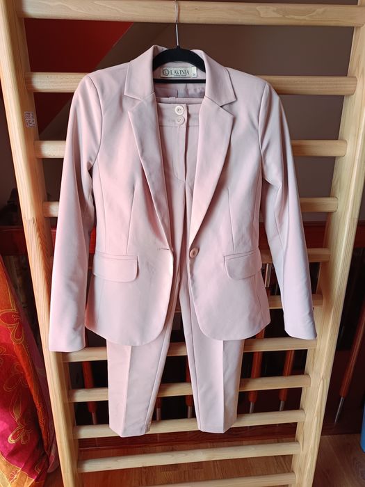Garnitur żakiet spodnie pudrowy róż rozmiar M/L